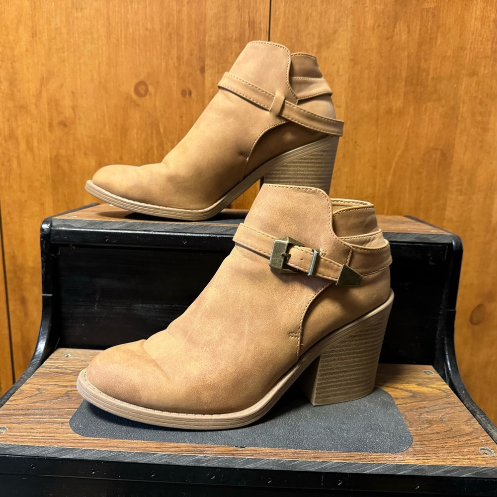 Qupid, size 9, buff ankle boots.